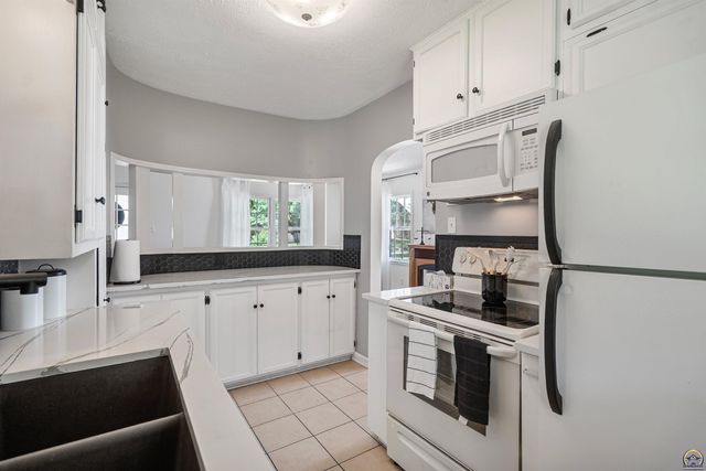 916 SW Anderson TER, Topeka, KS 66606