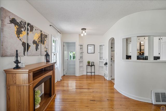 916 SW Anderson TER, Topeka, KS 66606