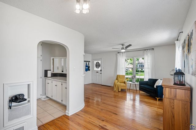 916 SW Anderson TER, Topeka, KS 66606