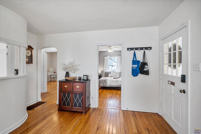 916 SW Anderson TER, Topeka, KS 66606
