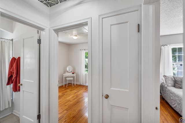 916 SW Anderson TER, Topeka, KS 66606