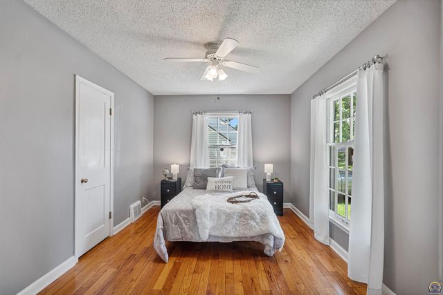 916 SW Anderson TER, Topeka, KS 66606