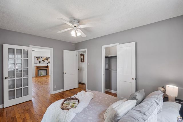 916 SW Anderson TER, Topeka, KS 66606