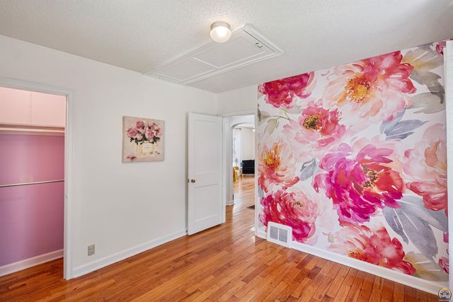 916 SW Anderson TER, Topeka, KS 66606