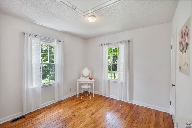 916 SW Anderson TER, Topeka, KS 66606
