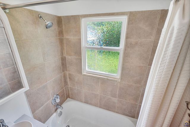 916 SW Anderson TER, Topeka, KS 66606