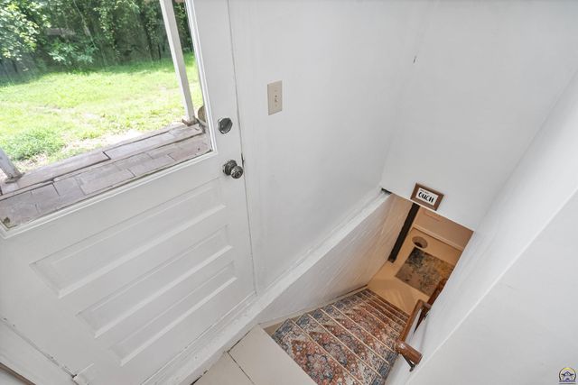 916 SW Anderson TER, Topeka, KS 66606