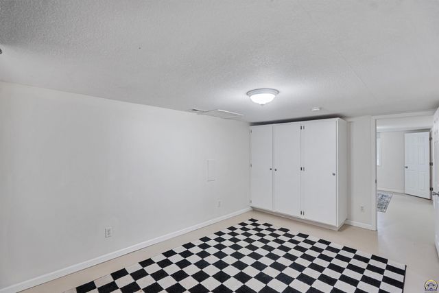 916 SW Anderson TER, Topeka, KS 66606