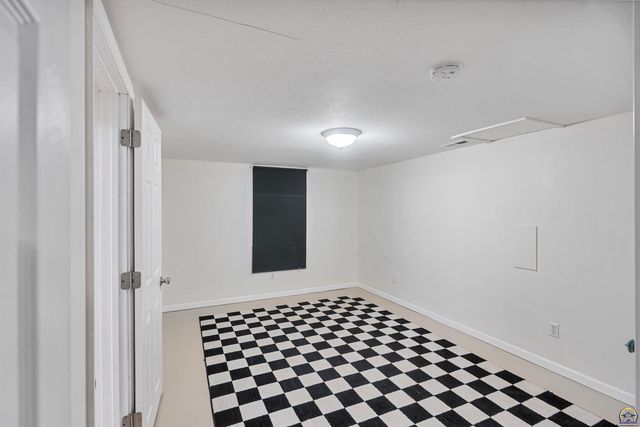 916 SW Anderson TER, Topeka, KS 66606