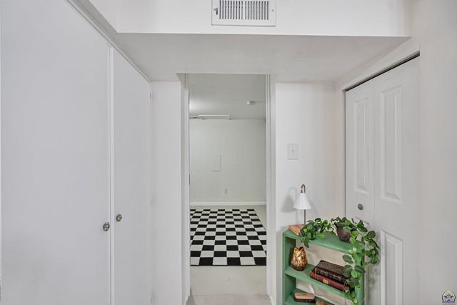 916 SW Anderson TER, Topeka, KS 66606