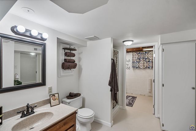 916 SW Anderson TER, Topeka, KS 66606