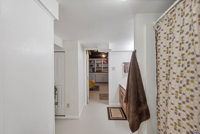 916 SW Anderson TER, Topeka, KS 66606