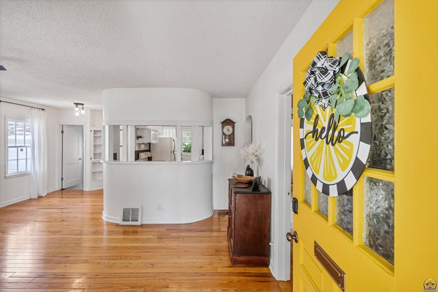 916 SW Anderson TER, Topeka, KS 66606