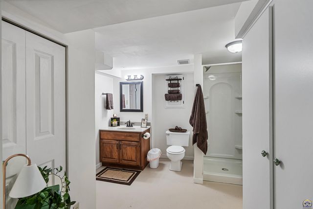 916 SW Anderson TER, Topeka, KS 66606