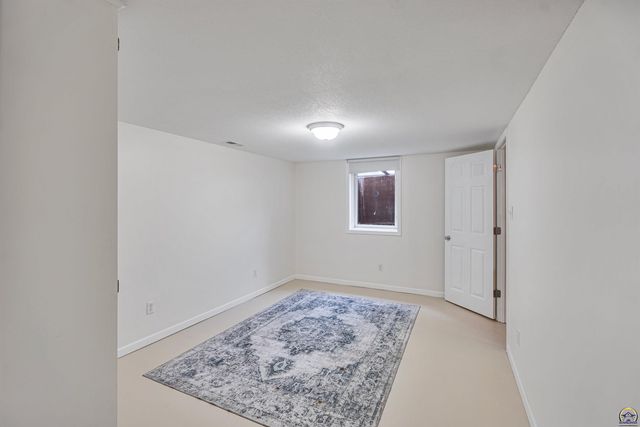 916 SW Anderson TER, Topeka, KS 66606