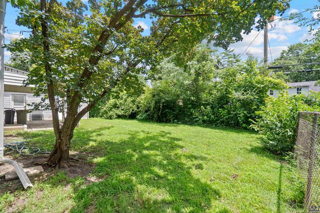 916 SW Anderson TER, Topeka, KS 66606