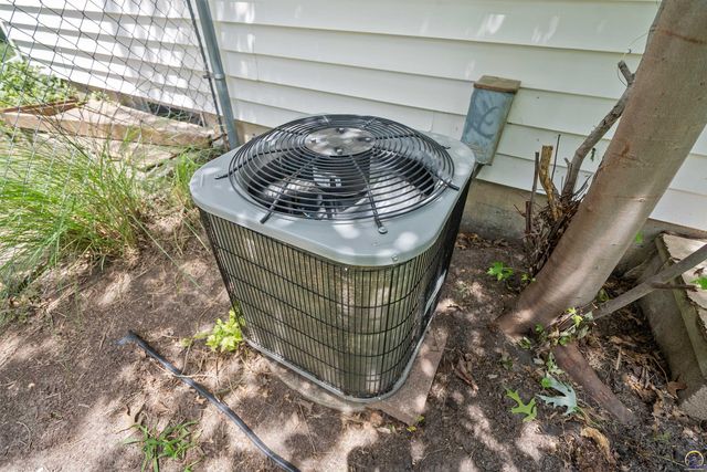 916 SW Anderson TER, Topeka, KS 66606