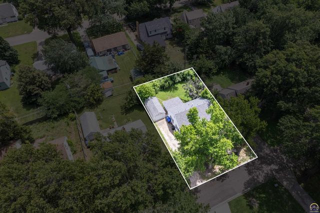 916 SW Anderson TER, Topeka, KS 66606