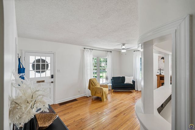 916 SW Anderson TER, Topeka, KS 66606