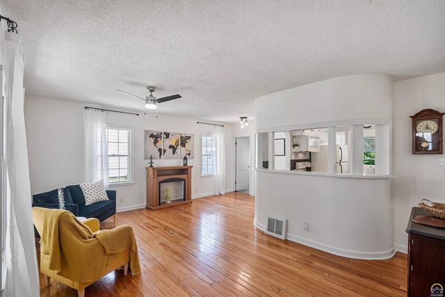 916 SW Anderson TER, Topeka, KS 66606