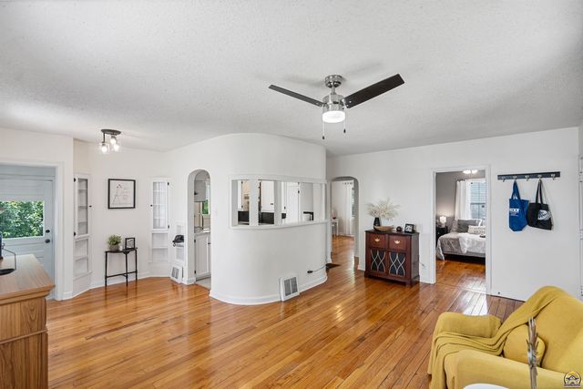 916 SW Anderson TER, Topeka, KS 66606