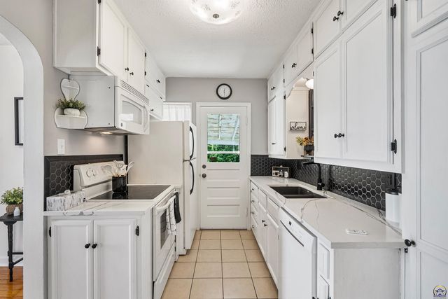 916 SW Anderson TER, Topeka, KS 66606