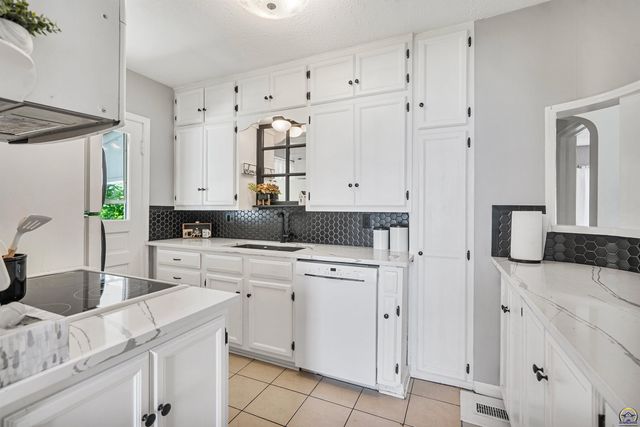 916 SW Anderson TER, Topeka, KS 66606