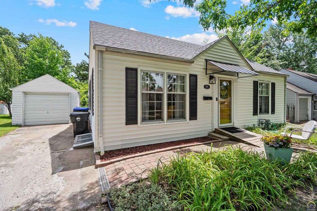 916 SW Anderson TER, Topeka, KS 66606