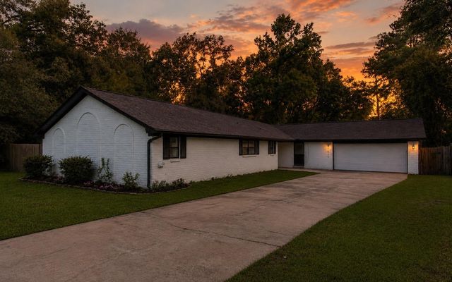 816 Glen Hollow Drive, Conroe, TX 77385