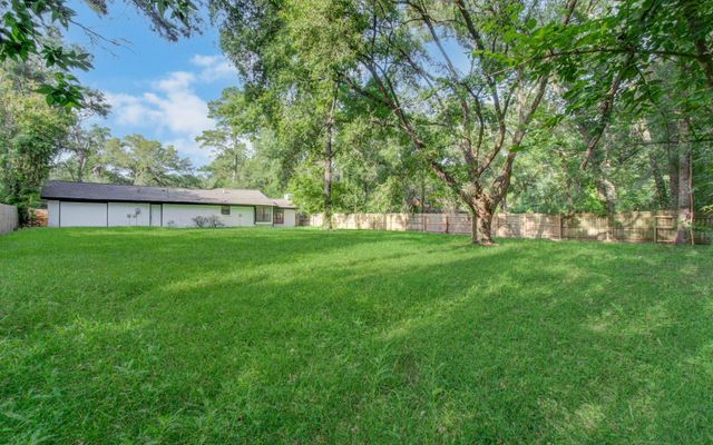 816 Glen Hollow Drive, Conroe, TX 77385