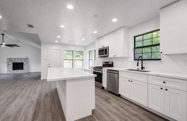 816 Glen Hollow Drive, Conroe, TX 77385