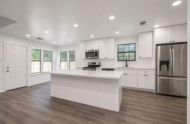 816 Glen Hollow Drive, Conroe, TX 77385
