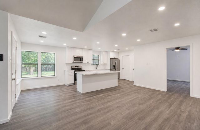 816 Glen Hollow Drive, Conroe, TX 77385