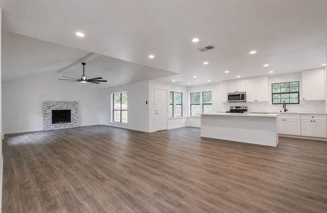 816 Glen Hollow Drive, Conroe, TX 77385