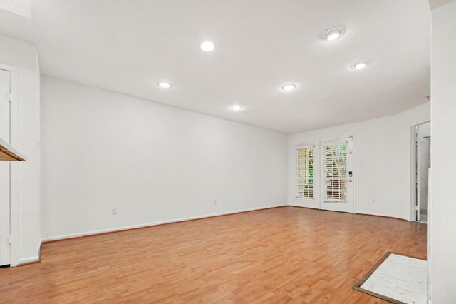 2425 Holly Hall Street 139, Houston, TX 77054