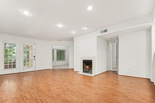 2425 Holly Hall Street 139, Houston, TX 77054