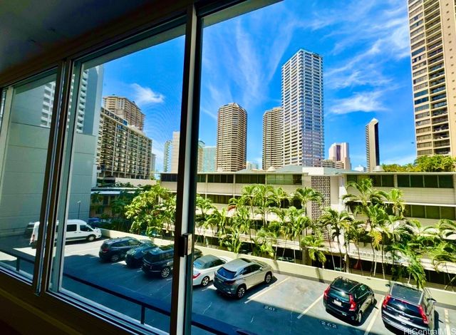 425 Ena Road 302B, Honolulu, HI 96815