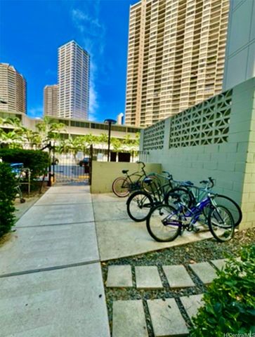 425 Ena Road 302B, Honolulu, HI 96815