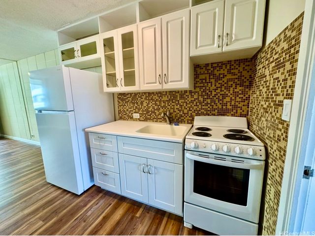 425 Ena Road 302B, Honolulu, HI 96815