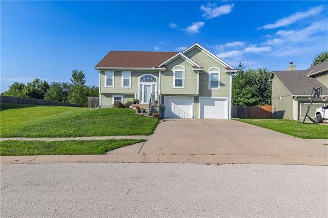 1902 NE Lake Drive, Smithville, MO 64089