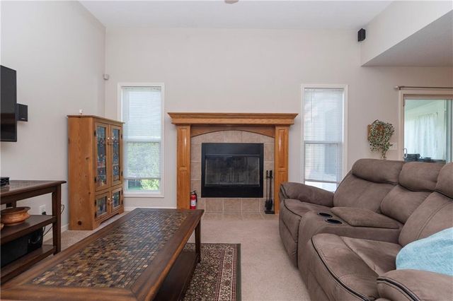 1902 NE Lake Drive, Smithville, MO 64089