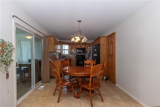 1902 NE Lake Drive, Smithville, MO 64089