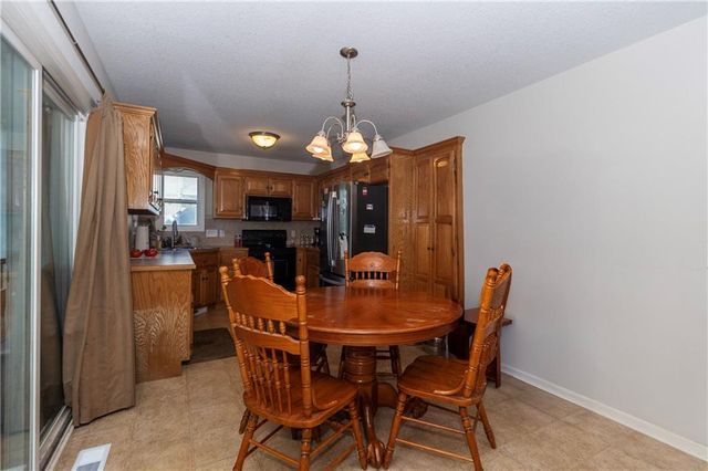 1902 NE Lake Drive, Smithville, MO 64089