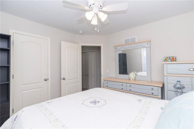 1902 NE Lake Drive, Smithville, MO 64089