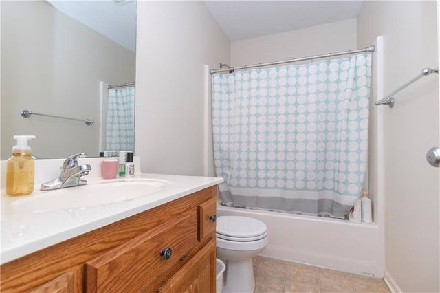 1902 NE Lake Drive, Smithville, MO 64089