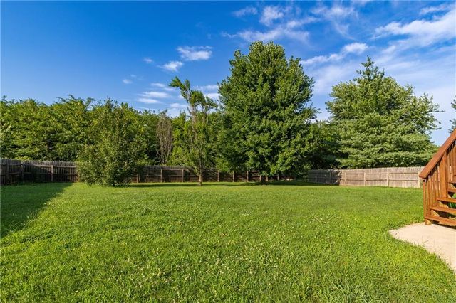 1902 NE Lake Drive, Smithville, MO 64089