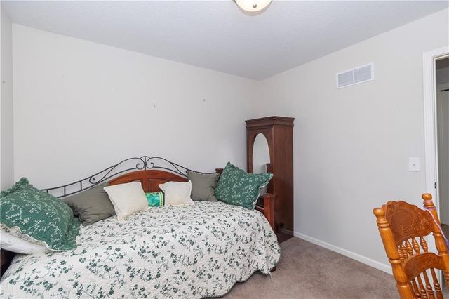 1902 NE Lake Drive, Smithville, MO 64089