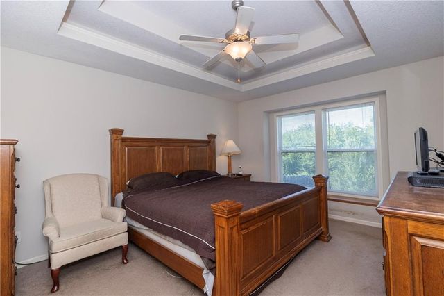 1902 NE Lake Drive, Smithville, MO 64089