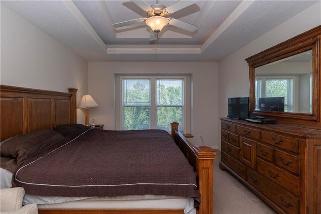 1902 NE Lake Drive, Smithville, MO 64089