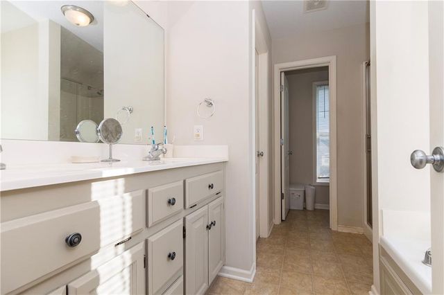 1902 NE Lake Drive, Smithville, MO 64089